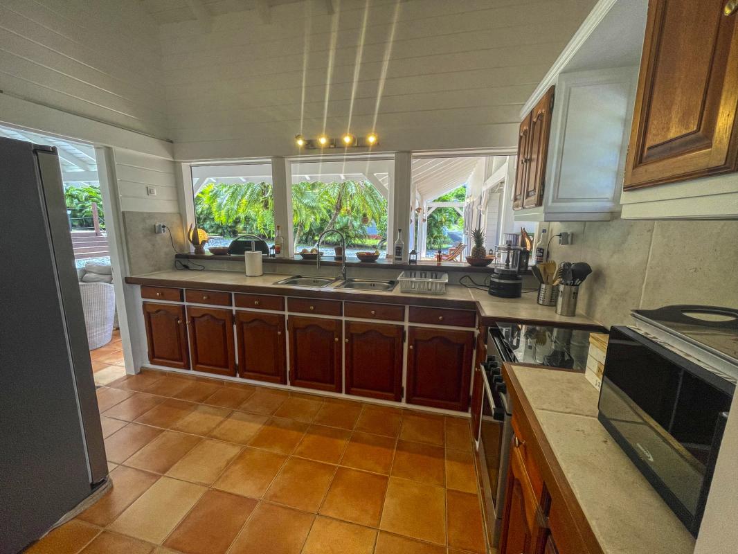 19. Location villa piscine proche plage Deshaies Guadeloupe_Cuisine